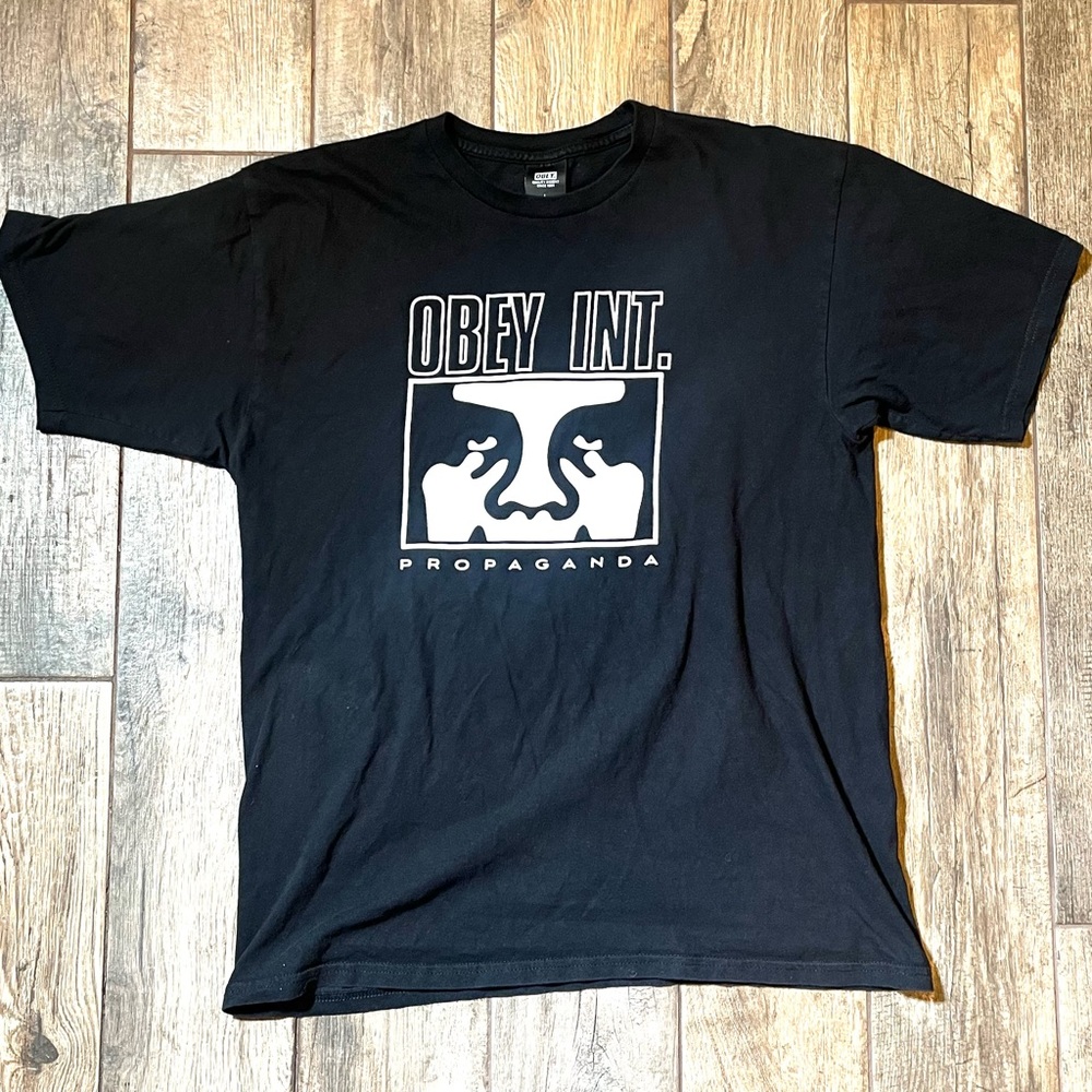 Obey men’s black large t-shirt/gear